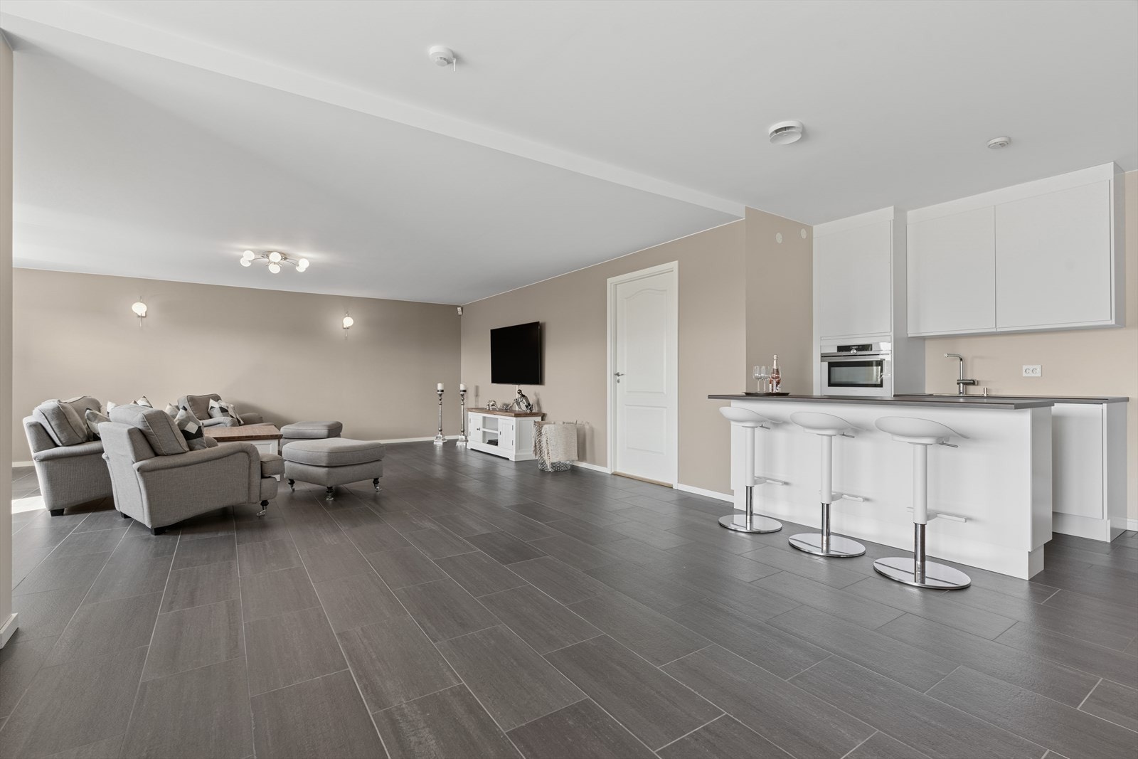 Kjøkkenet er innredet med hvite, slette fronter og grå benkeplate i laminat. (Se punkt "ferdigattest" i salgsoppgaven) Galleribilde