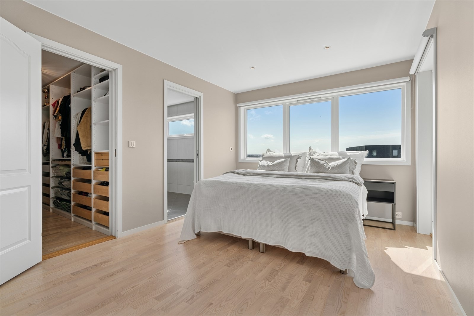 Hoveddelen har fire soverom som alle ligger i første etasje. Hovedsoverommet er av god størrelse og har eget garderoberom og bad. I tillegg har man en privat, tilhørende balkong. Galleribilde