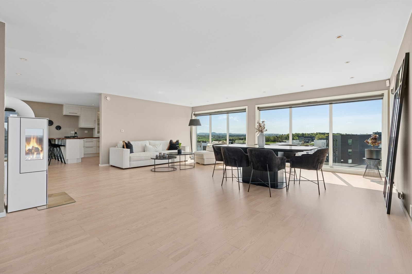 Store vindusflater gir rikelig med lysinnslipp og skaper god romfølelse. Veggene er malt i tidsriktige og delikate farger. Galleribilde