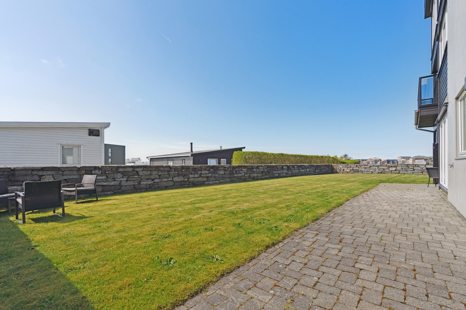 Stort og flott opparbeidet uteområde med god boltreplass for hele familien! Galleribilde