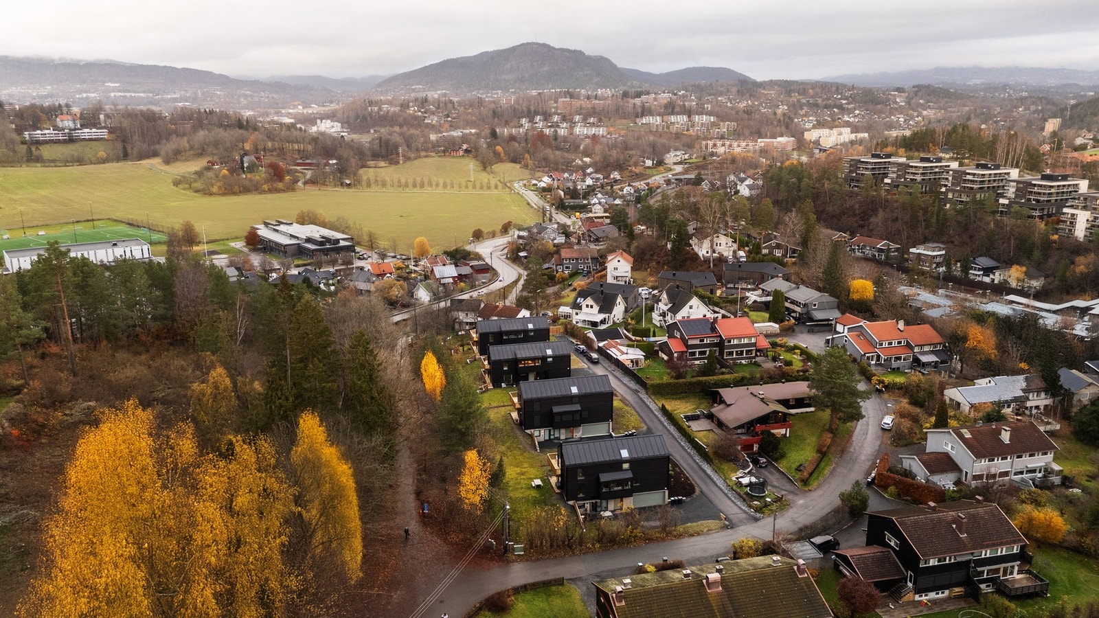 Dronebilde av nærområdet, Bjørnegård skole ligger opp til venstre i bildet. Kun 7 min gange. Galleribilde