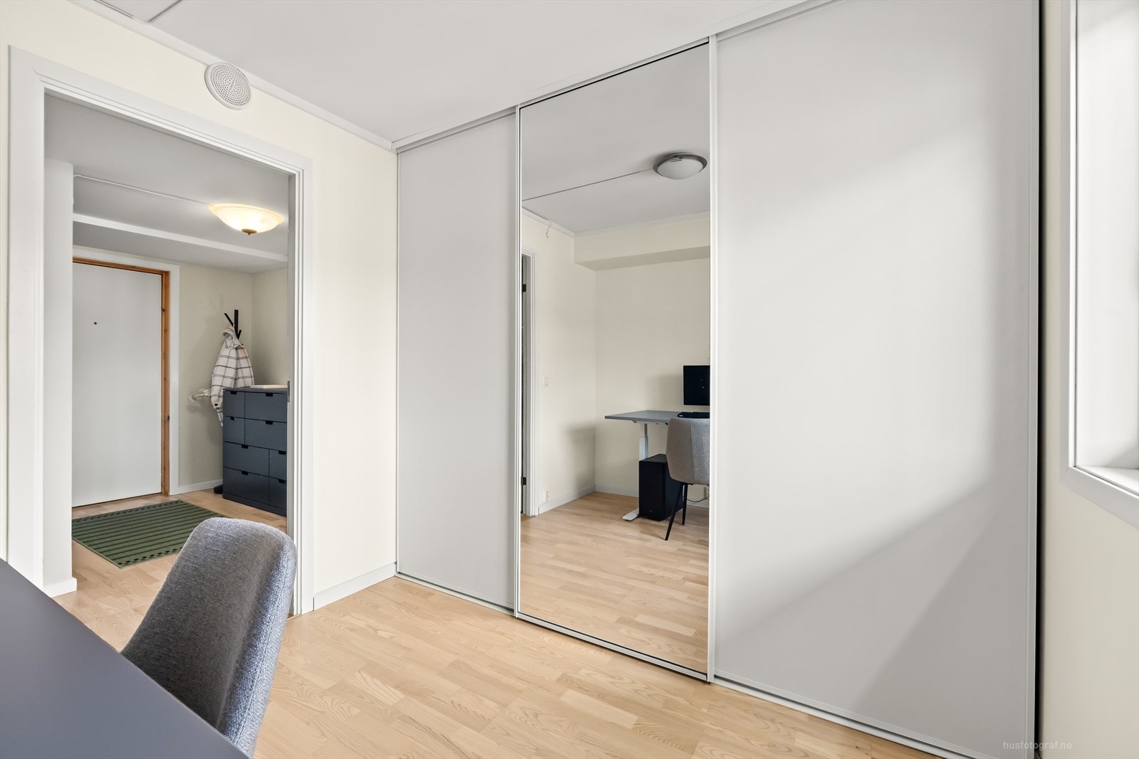 Soverom 2 med skyvedørsgarderobe. Galleribilde