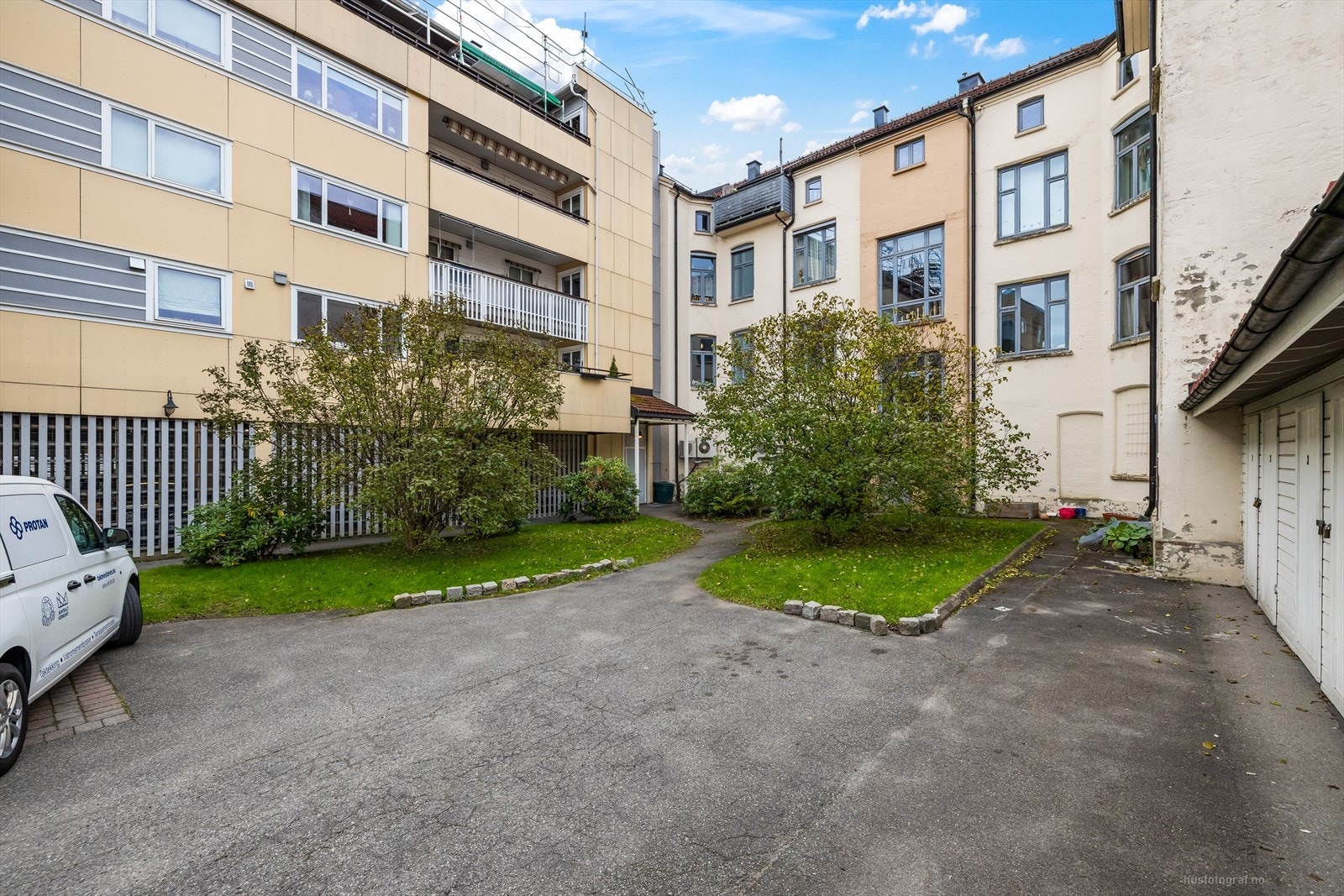 Inngangspartiet til borettslaget er mot elven og jernbanestasjonen. Galleribilde