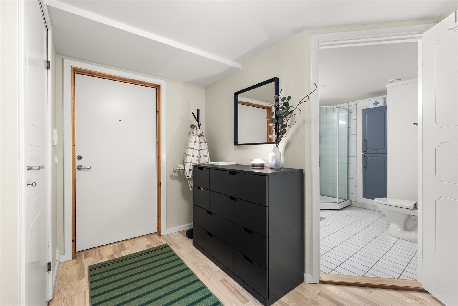 Gang med garderobeplass og inngang til bad. Galleribilde