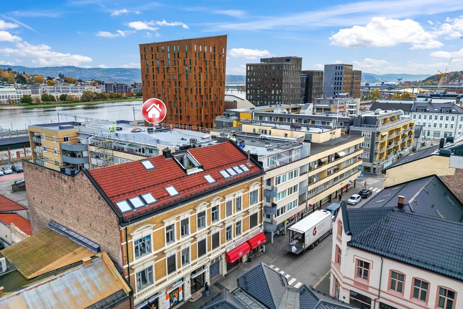 Attraktivt beliggende leilighet med god planløsning og sentral beliggenhet i Strømsø sentrum. Borettslaget holder på med rehabilitering av takene og dette antas sluttført i løpet av året. Galleribilde
