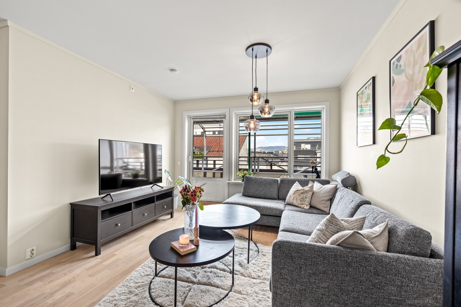 Tiltalende stue med utgang til vestvendt terrasse på ca. 14 m². Galleribilde