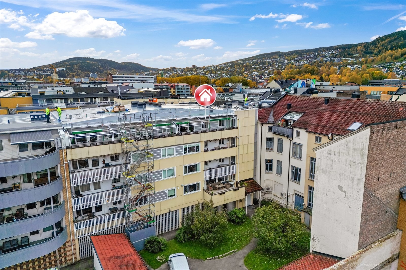 Flott beliggenhet i 5./øverste etasje. Borettslaget holder på med rehabilitering av takene og dette antas sluttført i løpet av året. Galleribilde