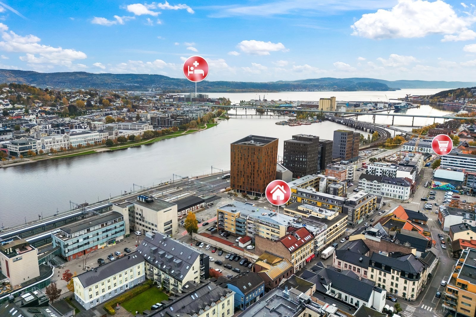 Attraktivt beliggende leilighet med god planløsning og sentral beliggenhet i Strømsø sentrum. Umiddelbar nærhet til Drammen Togstasjon. Galleribilde