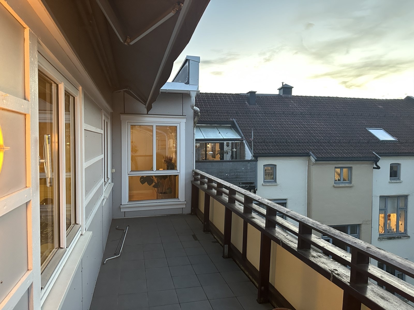 Romslig, vestvendt terrasse på ca. 14 m² med utelys. Galleribilde