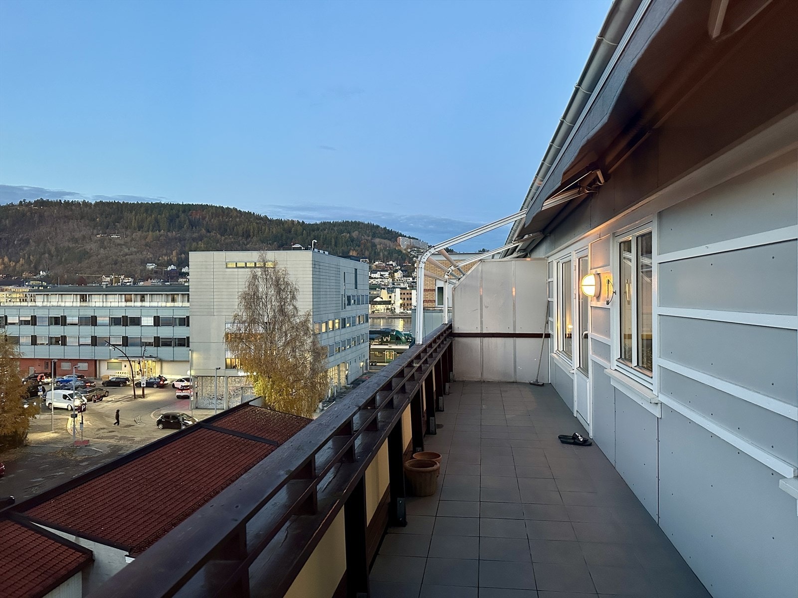 Vestvendt terrasse på ca. 14 m² med utelys og elveglimt. Galleribilde