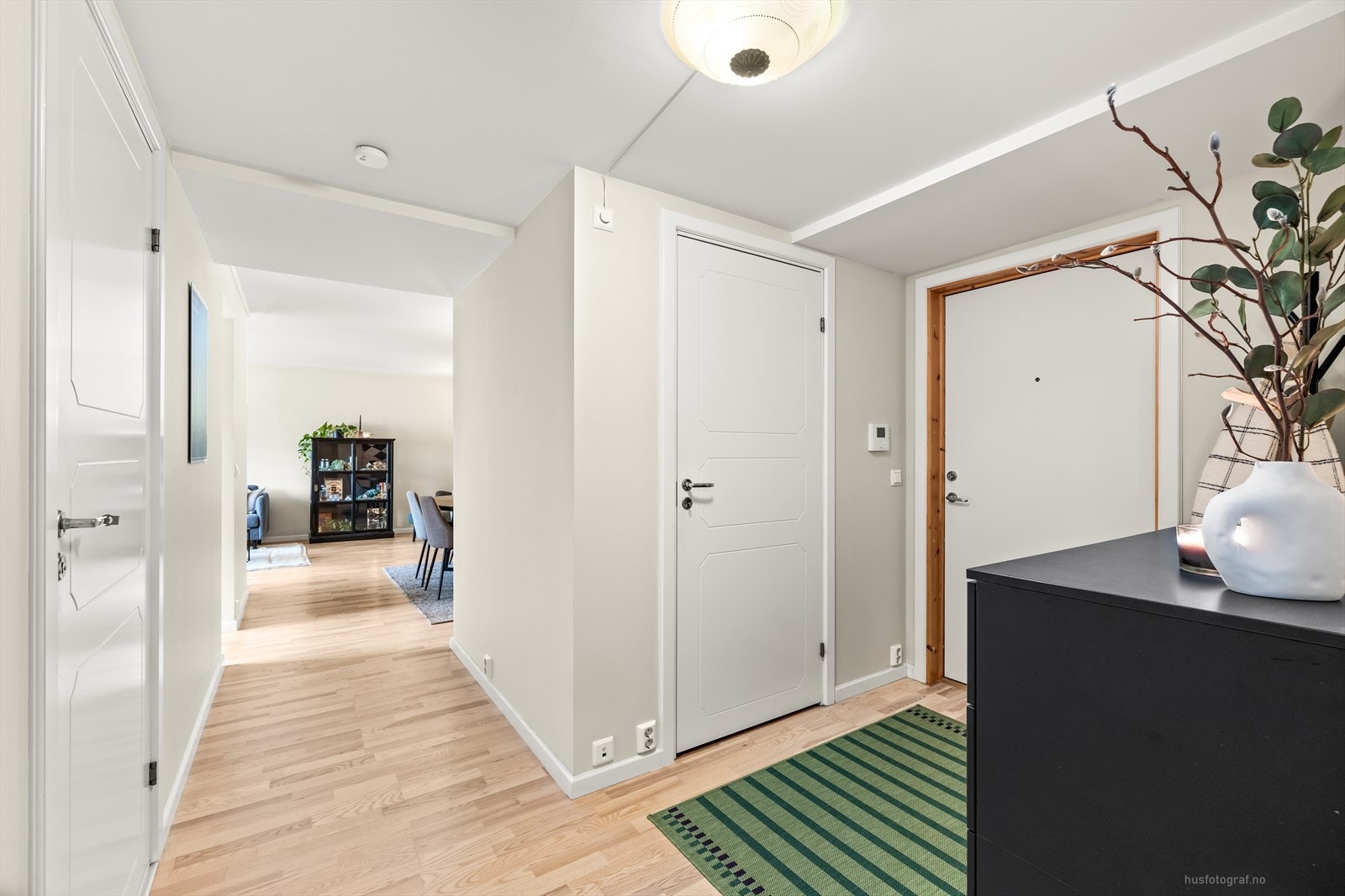 Delikat og lys leilighet med meget god planløsning. Entre med inngang til bod/garderobe. Galleribilde