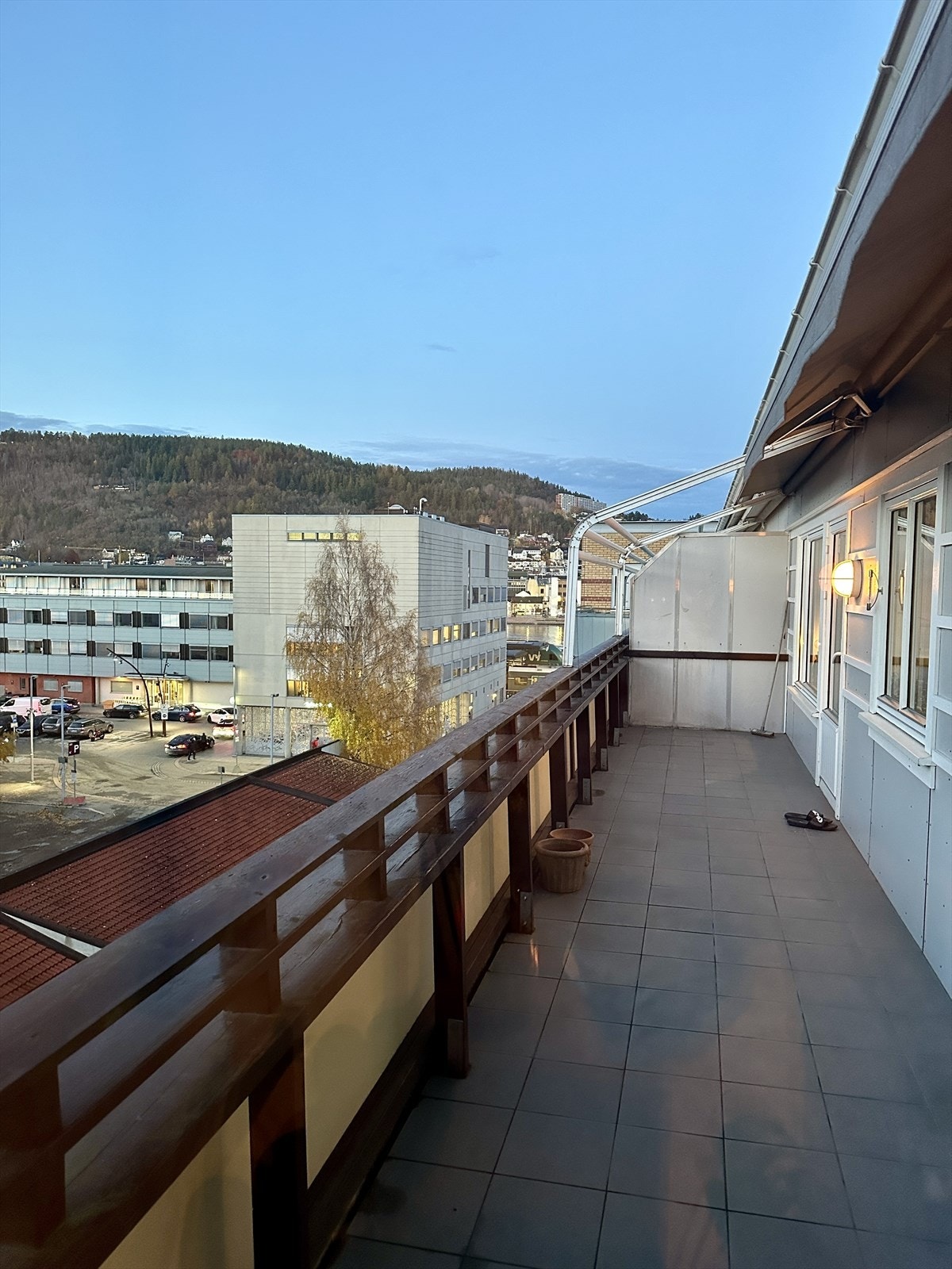 Vestvendt terrasse på ca. 14 m² med utelys og elveglimt. Galleribilde