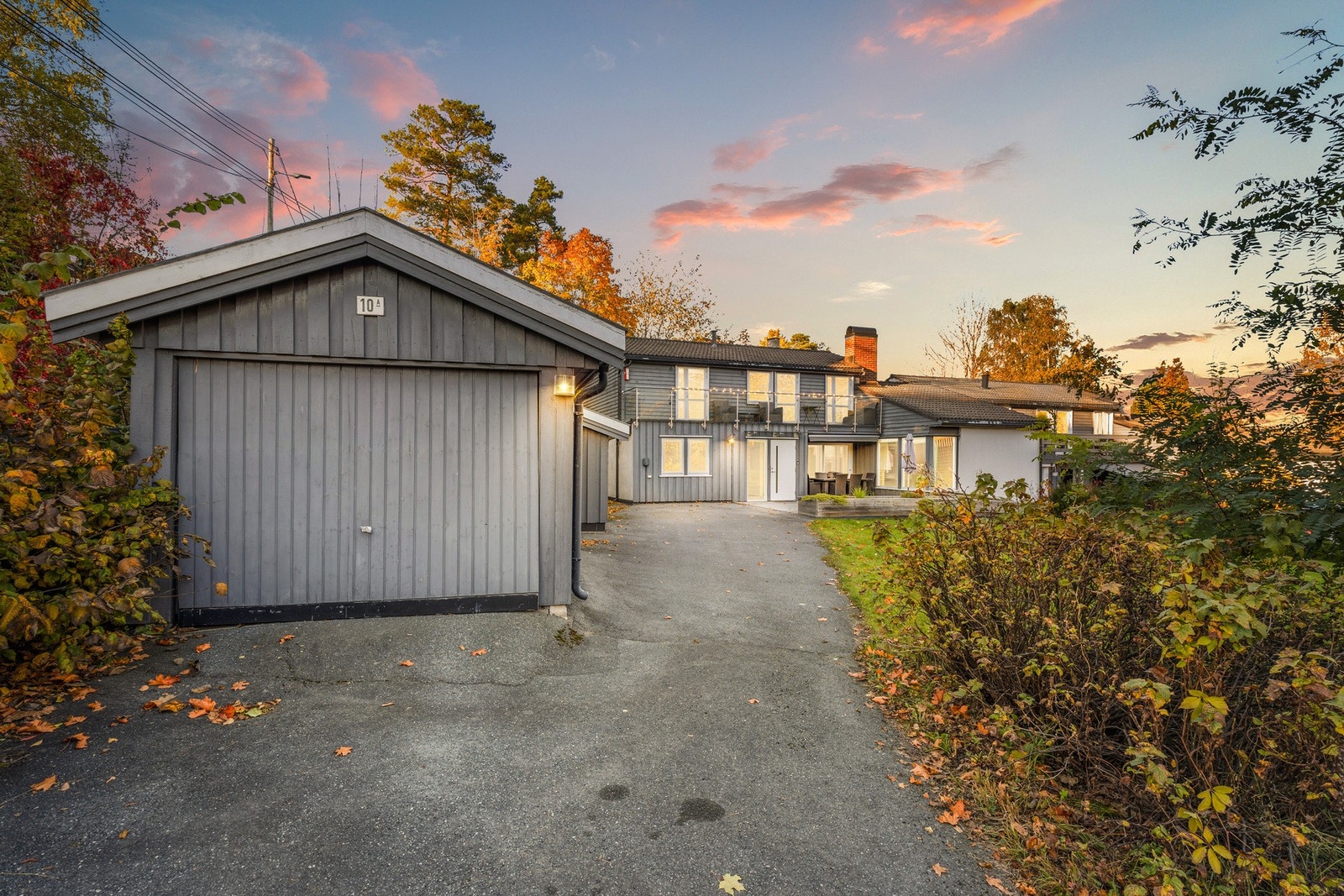 Her får du en praktisk garasje med bod og installert elbillader. Galleribilde