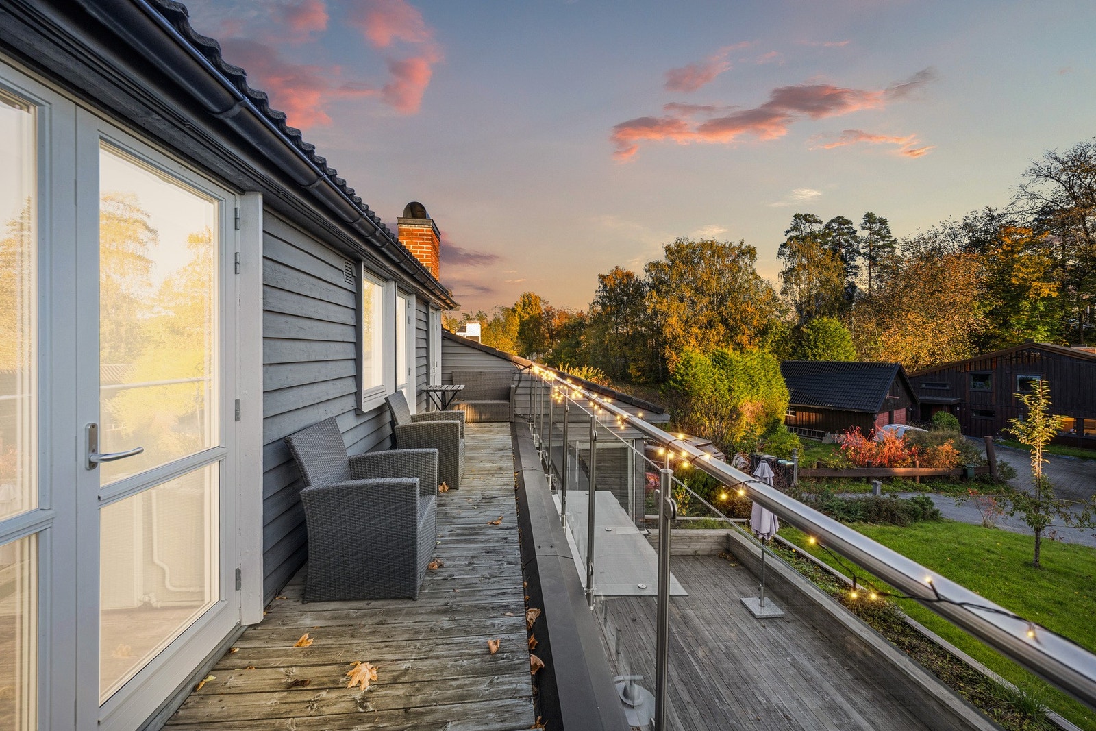 Den praktiske og romslige balkongen har en gjennomtenkt utforming som gjør den enkel å møblere. Galleribilde