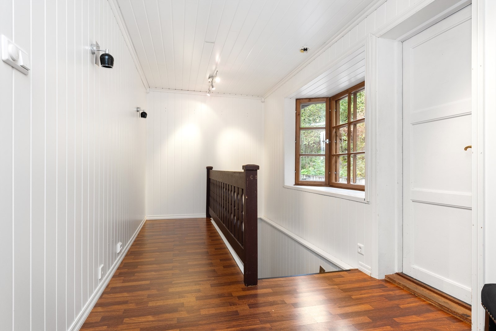 Trappegang og inngang bakside Galleribilde