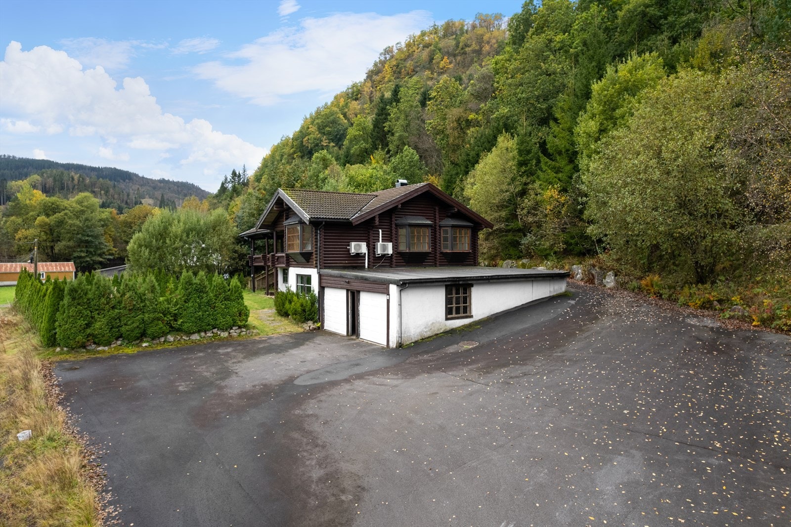 Enebolig inkl garasje, stort asfaltert tun Galleribilde