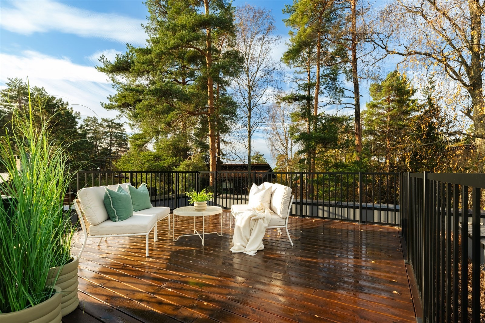 Her er det gode møbleringsmuligheter med plass til både sittegruppe, spisebord og grill. Galleribilde