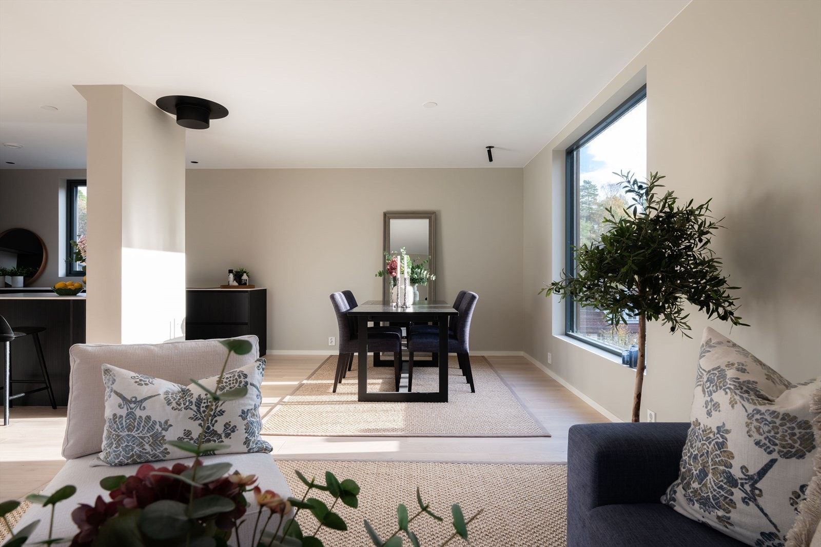 I stuen er det etablert pipe i stål forberedt for eventuell peisovn eller peis. Dette må eventuelt installeres av kjøper. Galleribilde