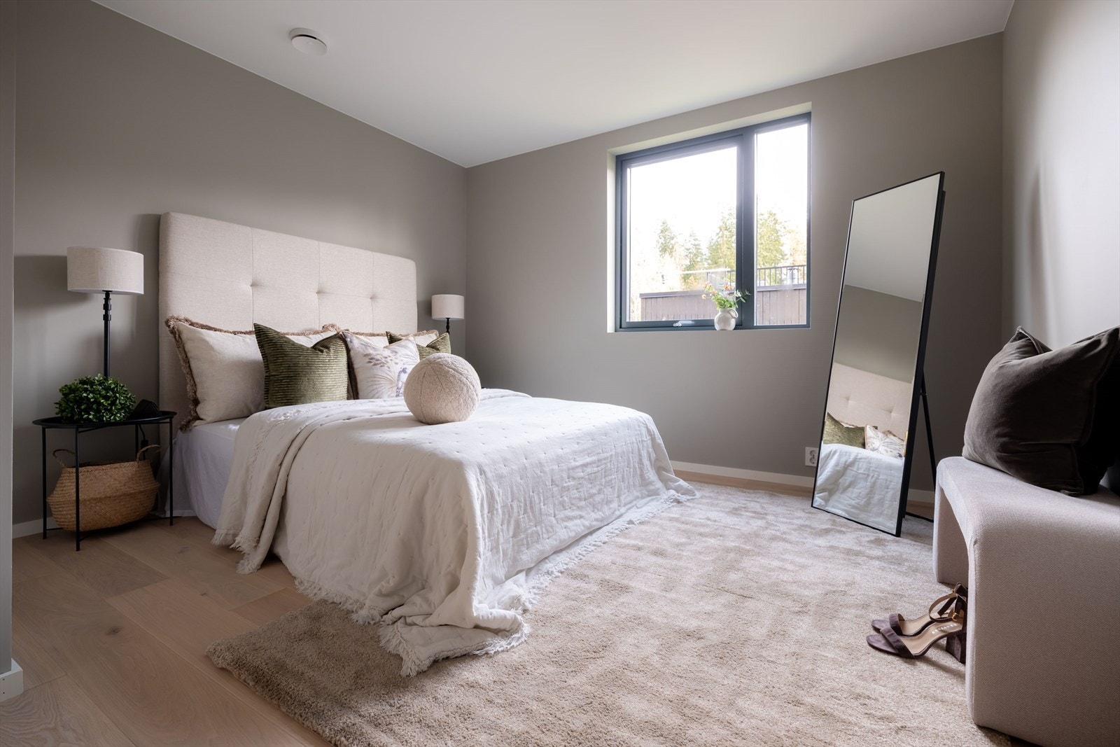 Boligens hovedsoverom ligger i 1. etasje er av god størrelse med plass til dobbeltseng med nattbord på hver side og annet møblement. Galleribilde