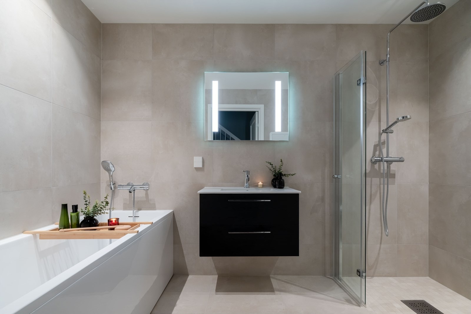 I etasjen er det et helfliset baderom med varmekabler i gulvet. Galleribilde