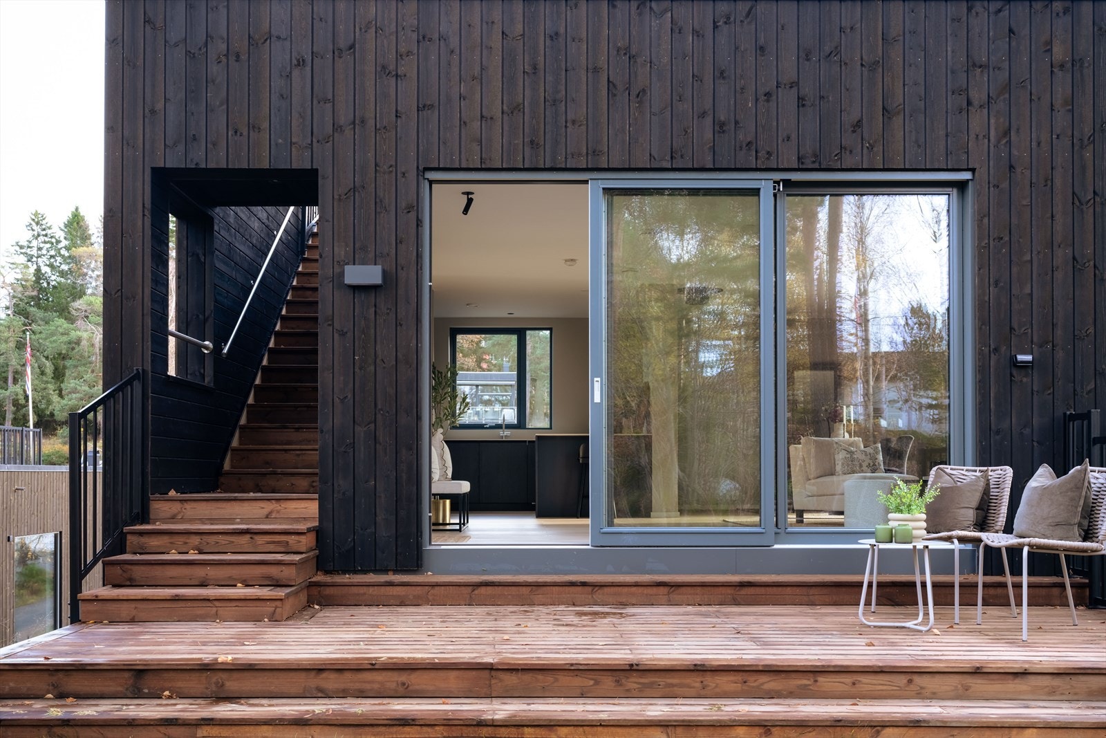 Fra markterrassen er det utvendig trapp opp til privat takterrasse. Galleribilde