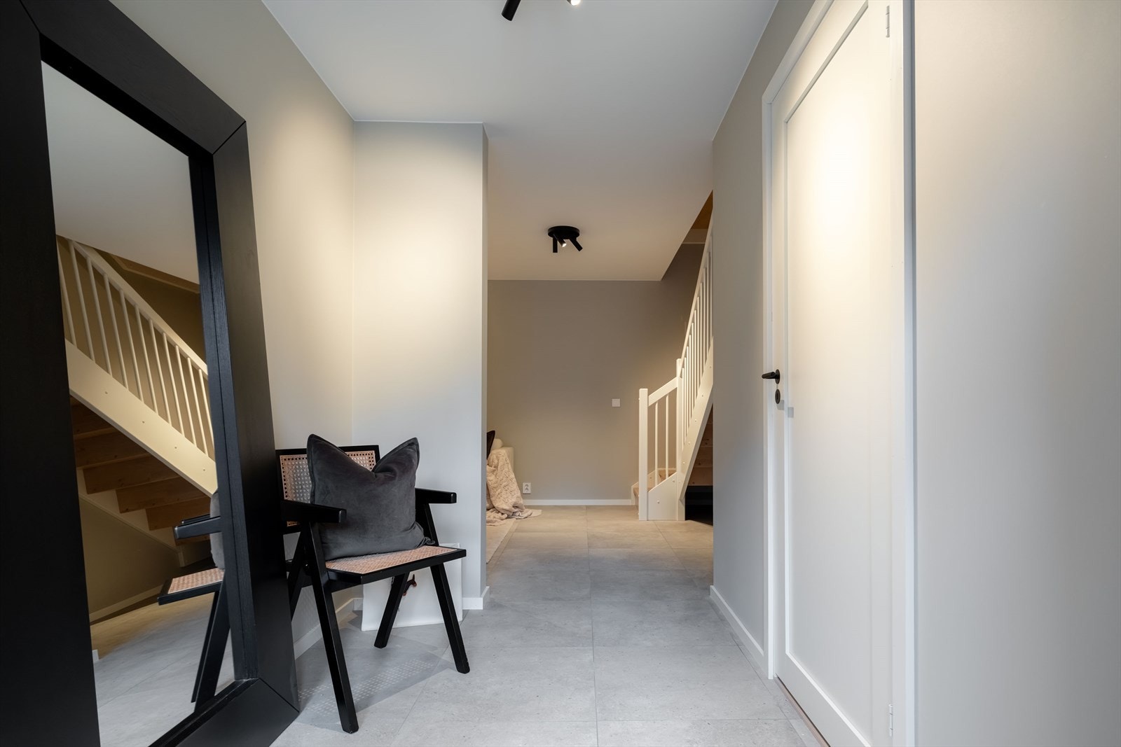 Innbydene inngangsparti med plass til garderobeskap for oppheng av yttertøy. Galleribilde