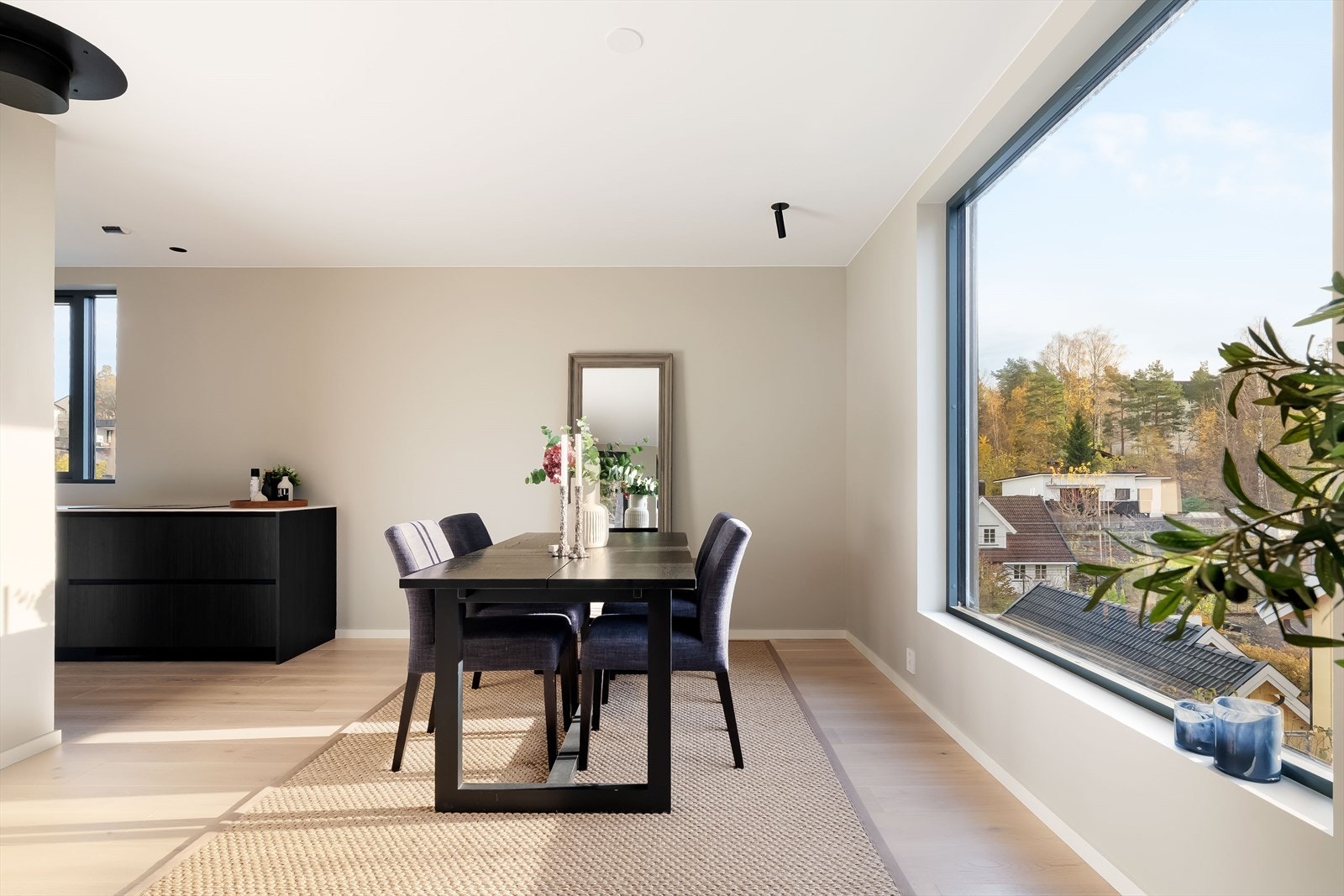 Åpen stue-/kjøkkenløsning gir rommet en sosial atmosfære. Galleribilde