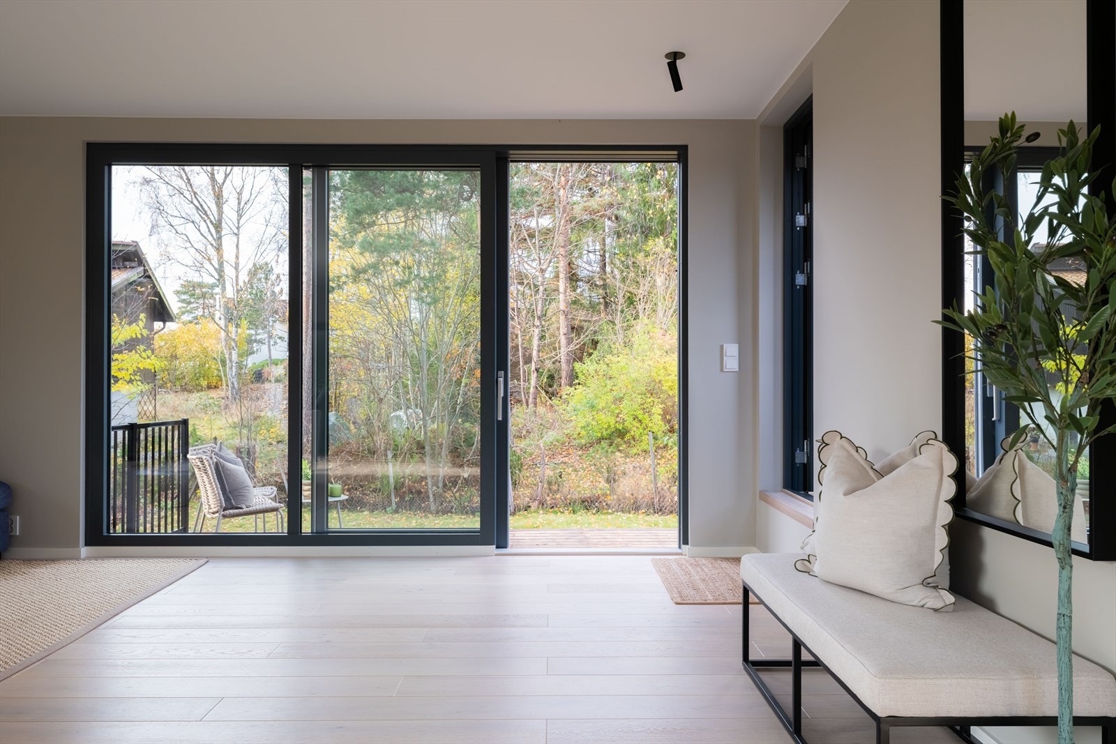 Fra stuen er det adkomst gjennom store skyvedører til markterrasse. Galleribilde