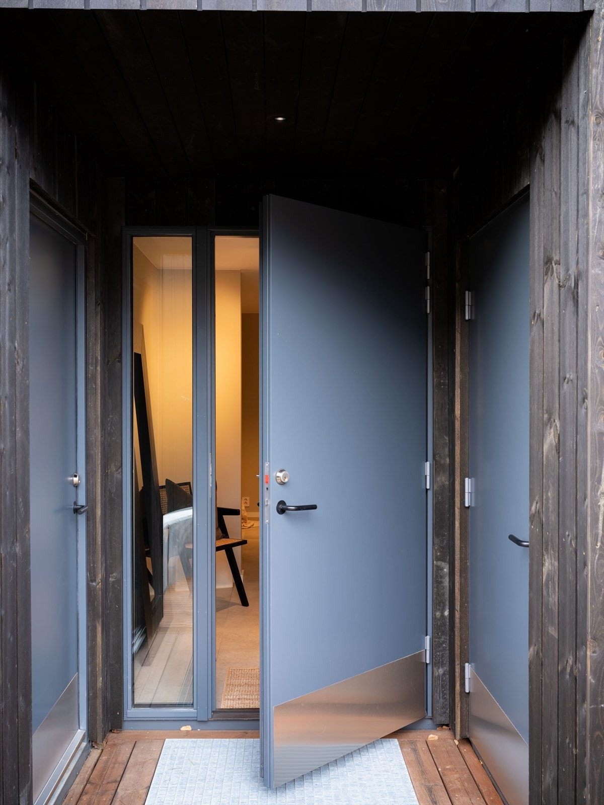 Velkommen inn! Her har du inngangsdør til boligen rett frem, inngangsdør til kjellerstue til venstre og inngangsdør til en praktisk sportsbod på 1,9 kvm. til høyre. Galleribilde