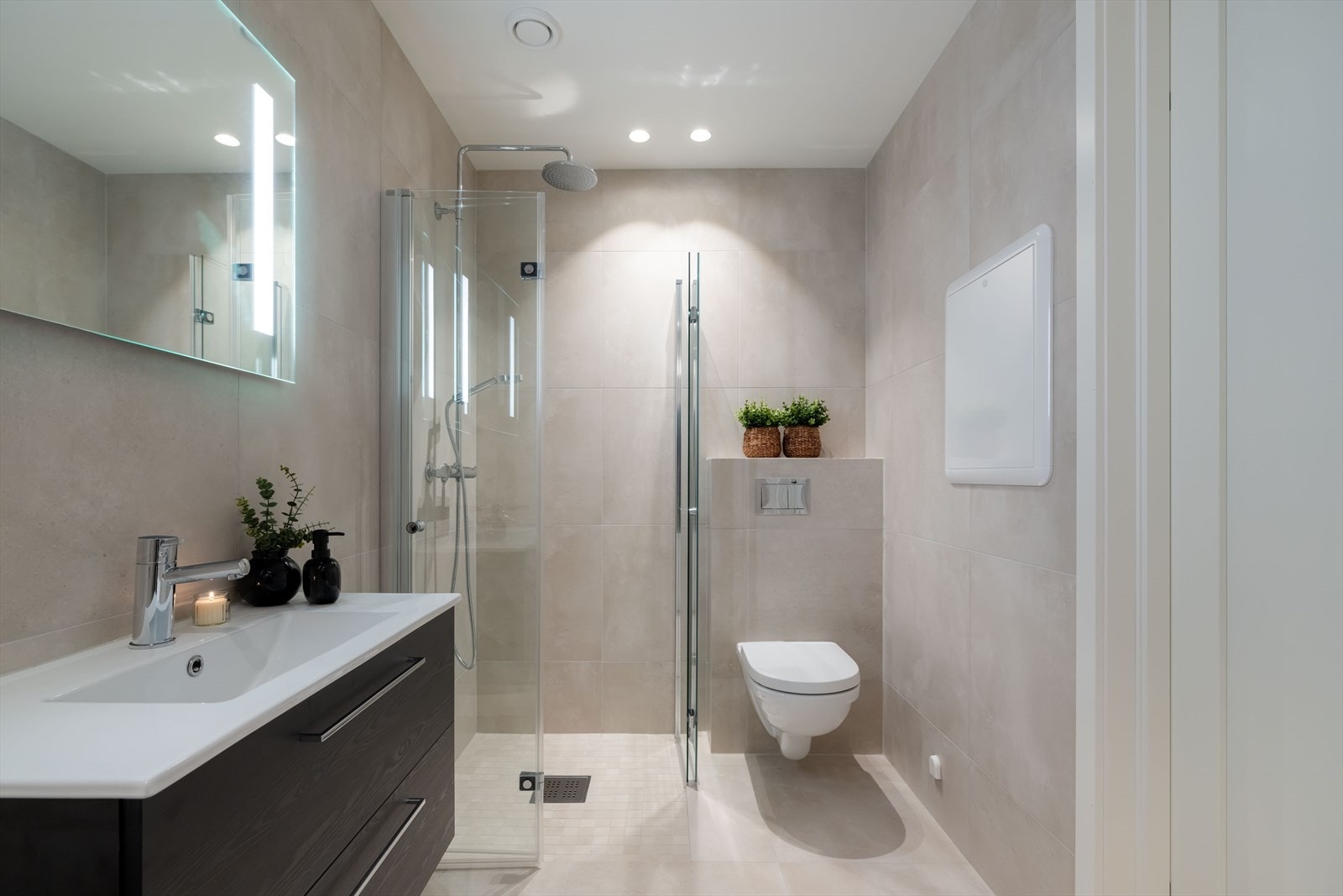 Fra kjellerstuen er det videre adkomst til boligens 2. baderom som er helfliset med elektriske varmekabler i gulvet og innfelte downlights i himling. Galleribilde