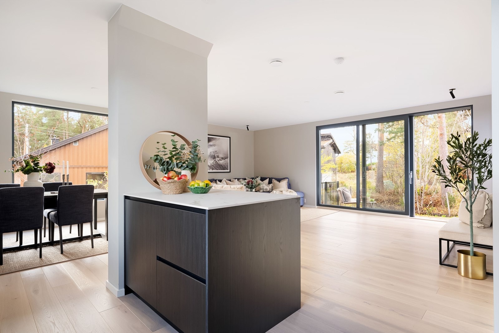 Her er det godt med både benke- og skapplass, det er også etablert kjøkkenøy i samme utførelse og kvalitet som resten av kjøkkenet, her er det også laget til med sitteplass under benkeplate, noe som er praktisk i en hektisk hverdag. Galleribilde