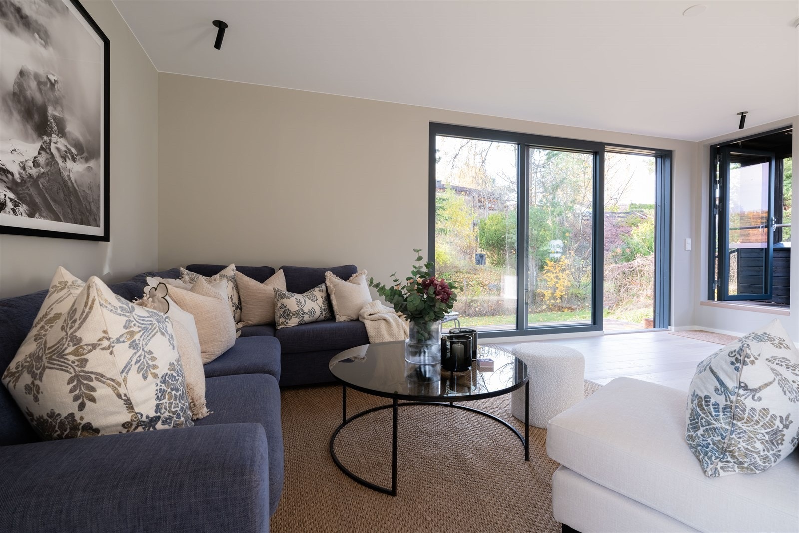 Her er det store vindusflater som bidrar til mye naturlig lysinnslipp i rommet. Galleribilde