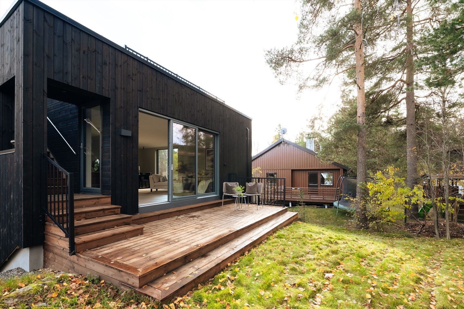 Markterrasse med gode møbleringsmuligheter og er en perfekt forlengelse av stuen. Galleribilde