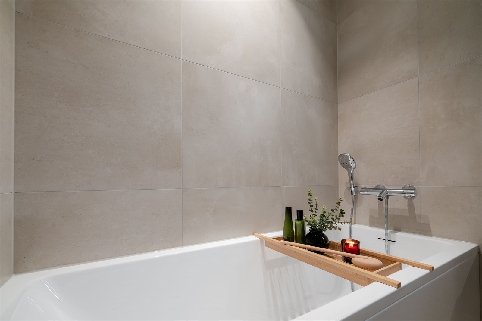 Her er det installert vegghengt WC med dempesete, Korsbakken servantinnredning, speil med integrert lys og stikkontakt tilpasset servant og dusjhjørne dusjvegger levert fra Viking med både håndholdt dusjhode og regnfallsdusj samt badekar. Galleribilde