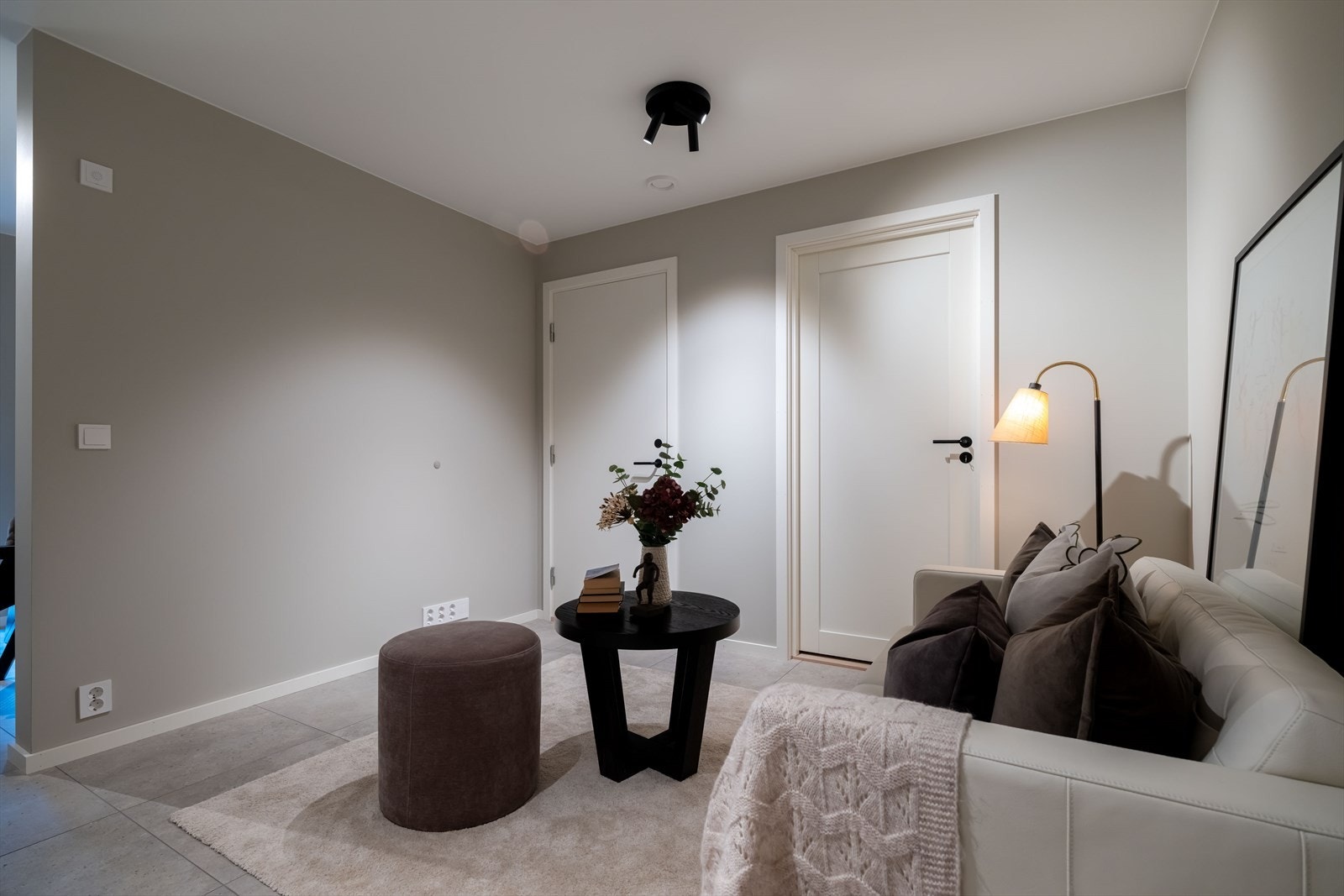 I trapperommet er det lagt opp til TV og rommet kan brukes som TV-stue, det gjøres oppmerksom på at deler av rommet er har benevnelse bod på byggemeldte tegninger og derfor ikke er godkjent som rom for varig opphold. Galleribilde