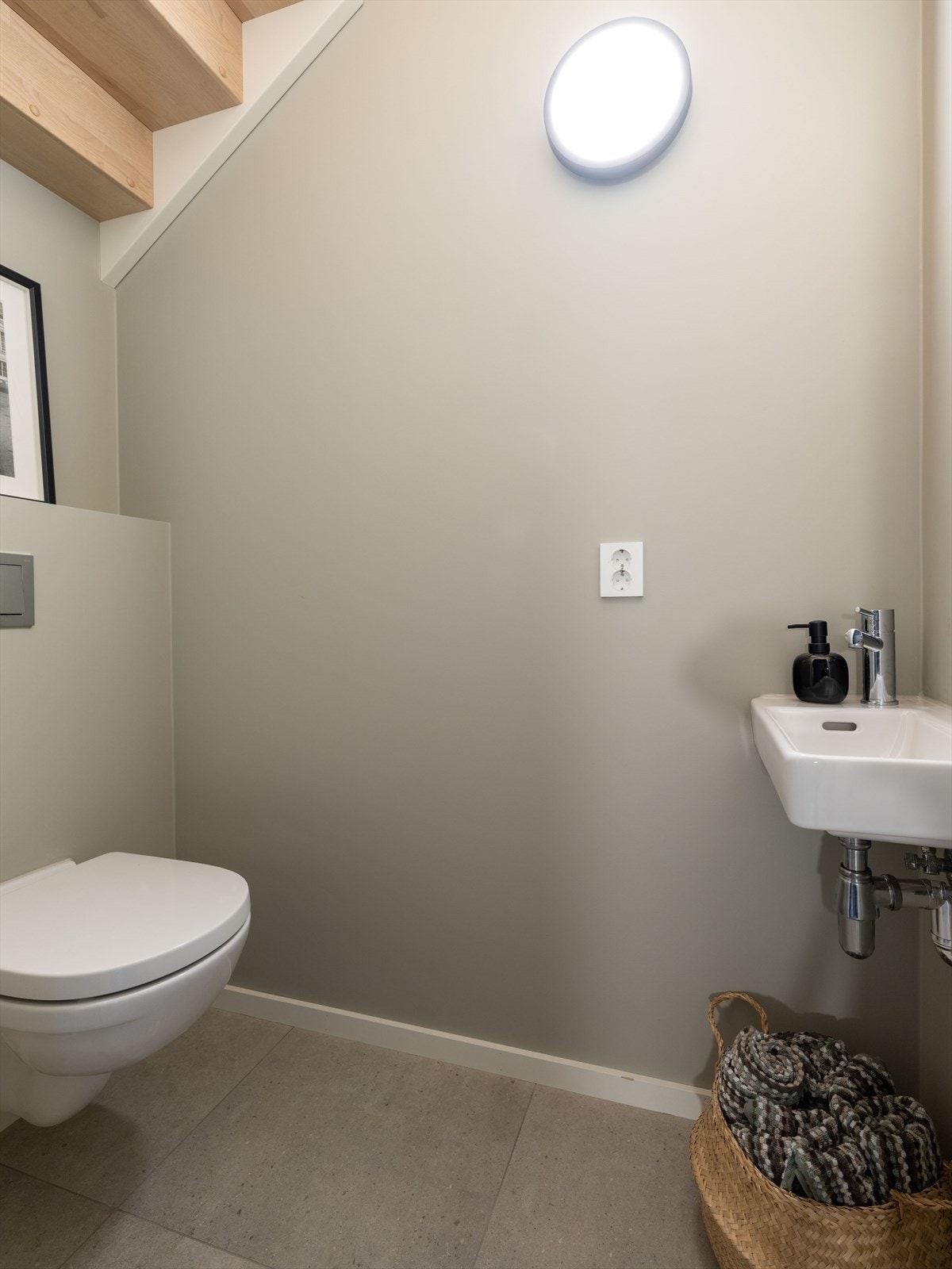 I tilknytning til entréen er det etablert et praktisk gjestetoalett. Galleribilde