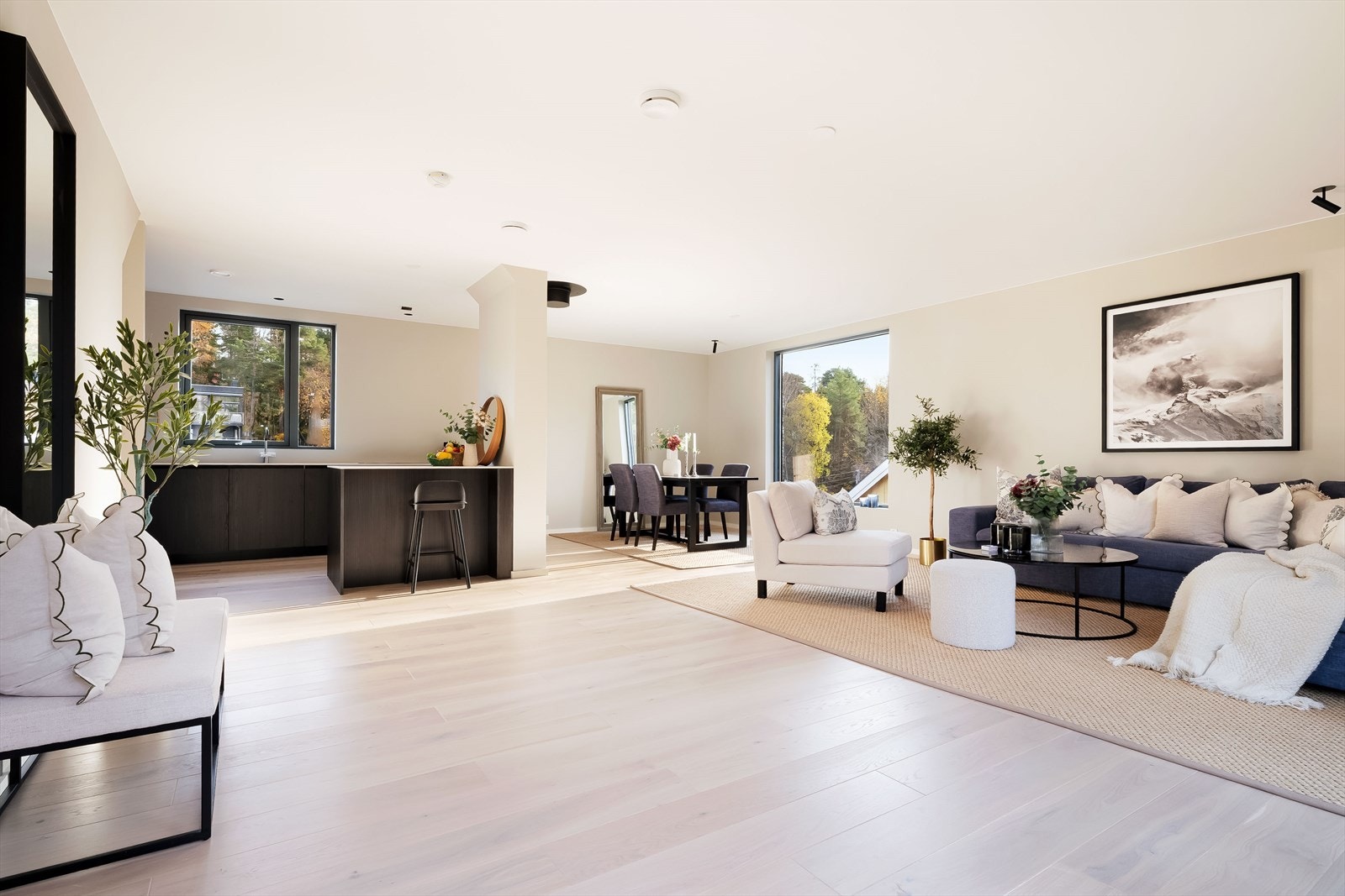 Lys stue med god plass til sittegruppe, spisebord og annet møblement. Galleribilde