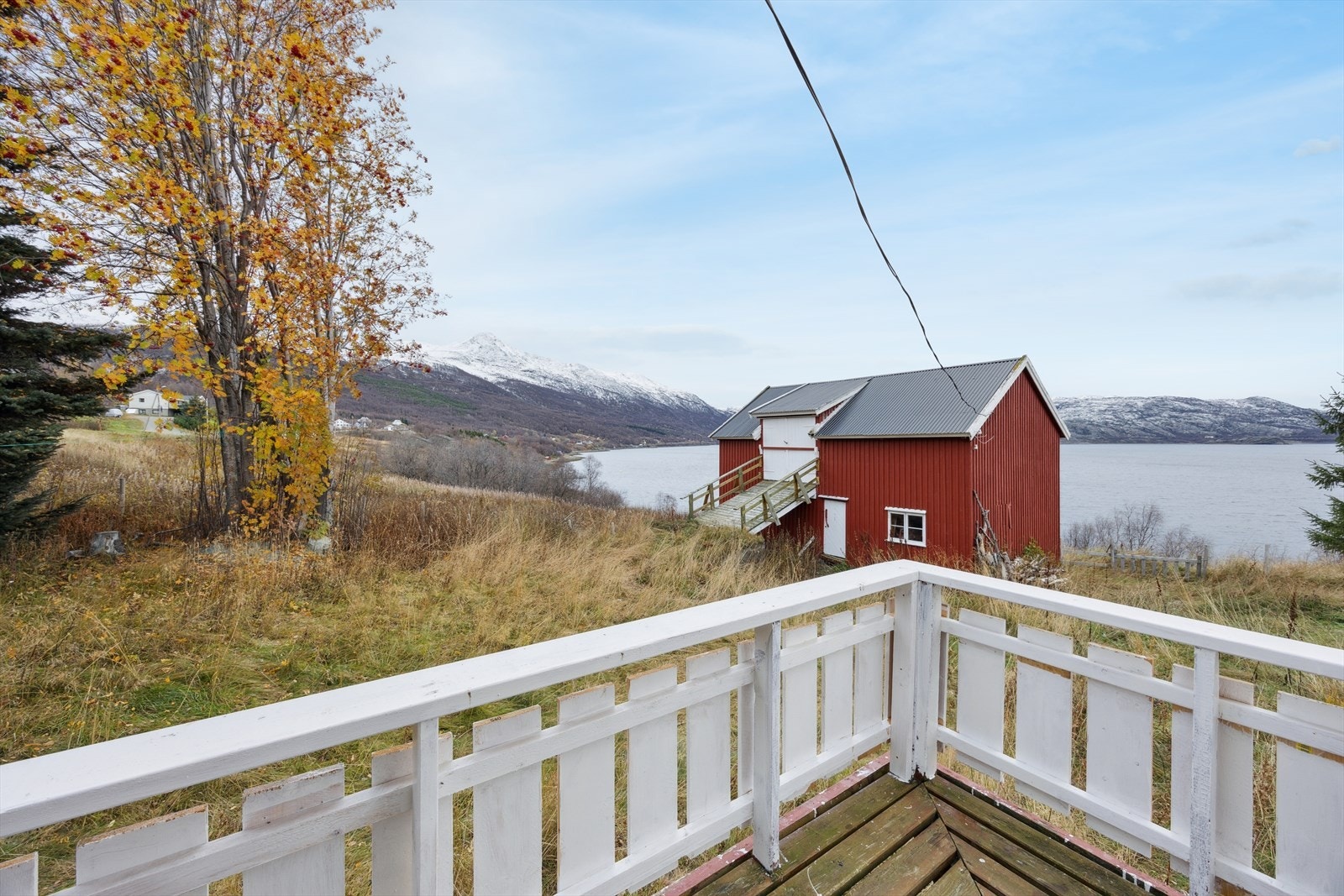 Fra terrassen er det nydelig utsikt mot fjord og fjell. Galleribilde