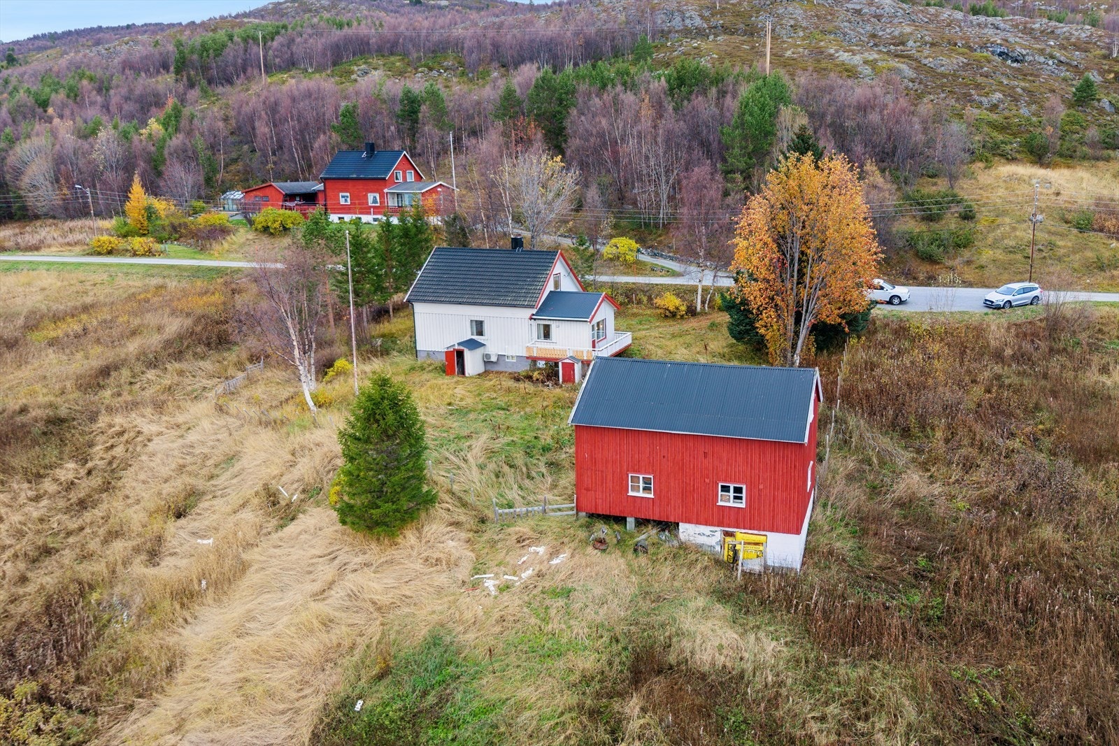 Eiendommen har enkel tilkomst fra offentlig vei. Galleribilde