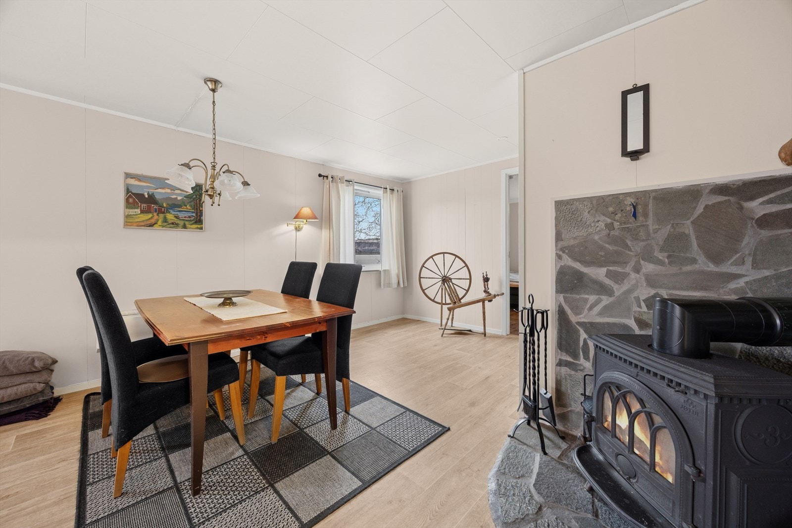 Her er plass til mange rundt bordet både til hverdags og fest. Galleribilde