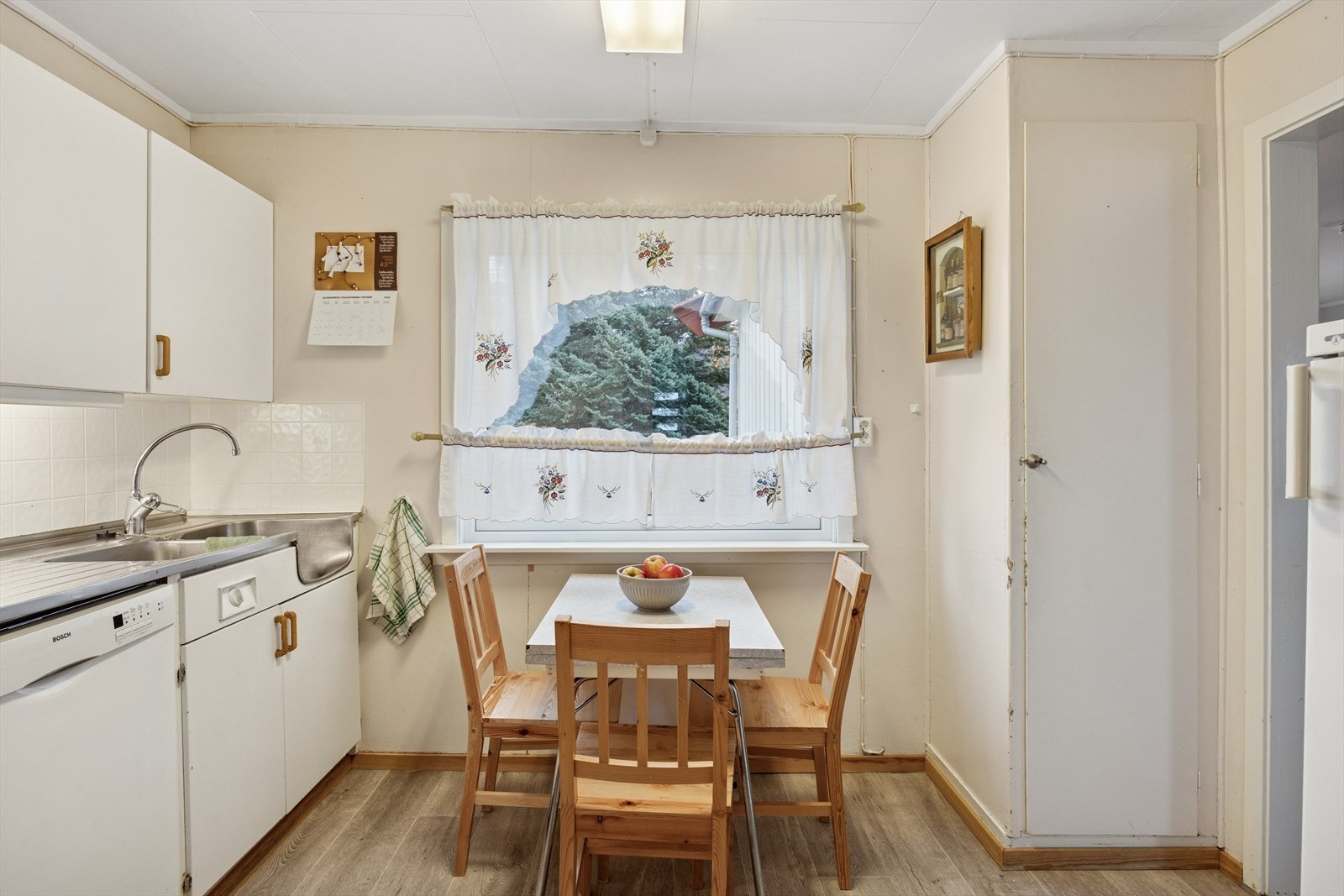 Hyggelig spiseplass ved kjøkkenvinduet. Galleribilde