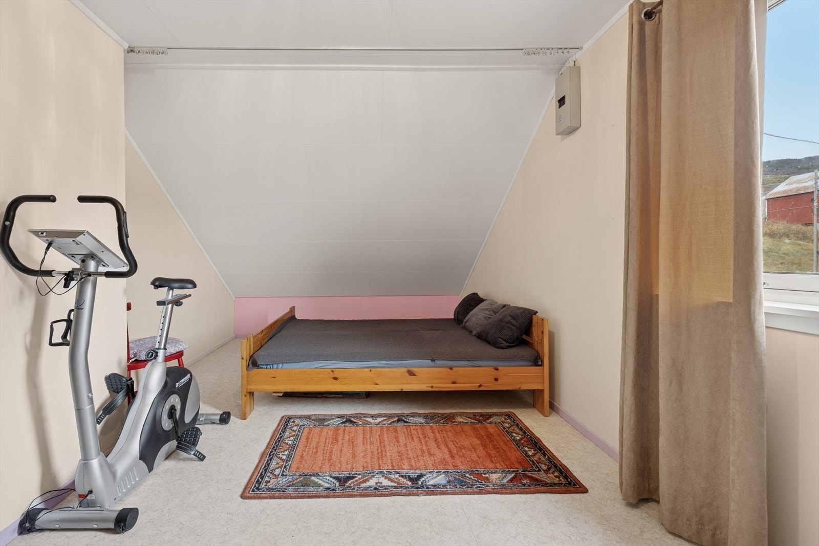 Sovealkove i deler av loftsstuen. Galleribilde