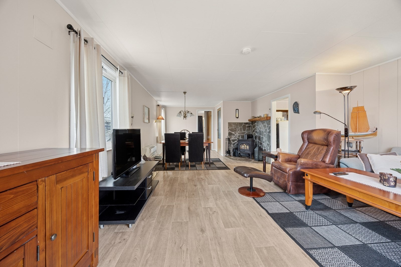 Stuen har peisovn som sørger for god varme på de kalde dagene. Galleribilde