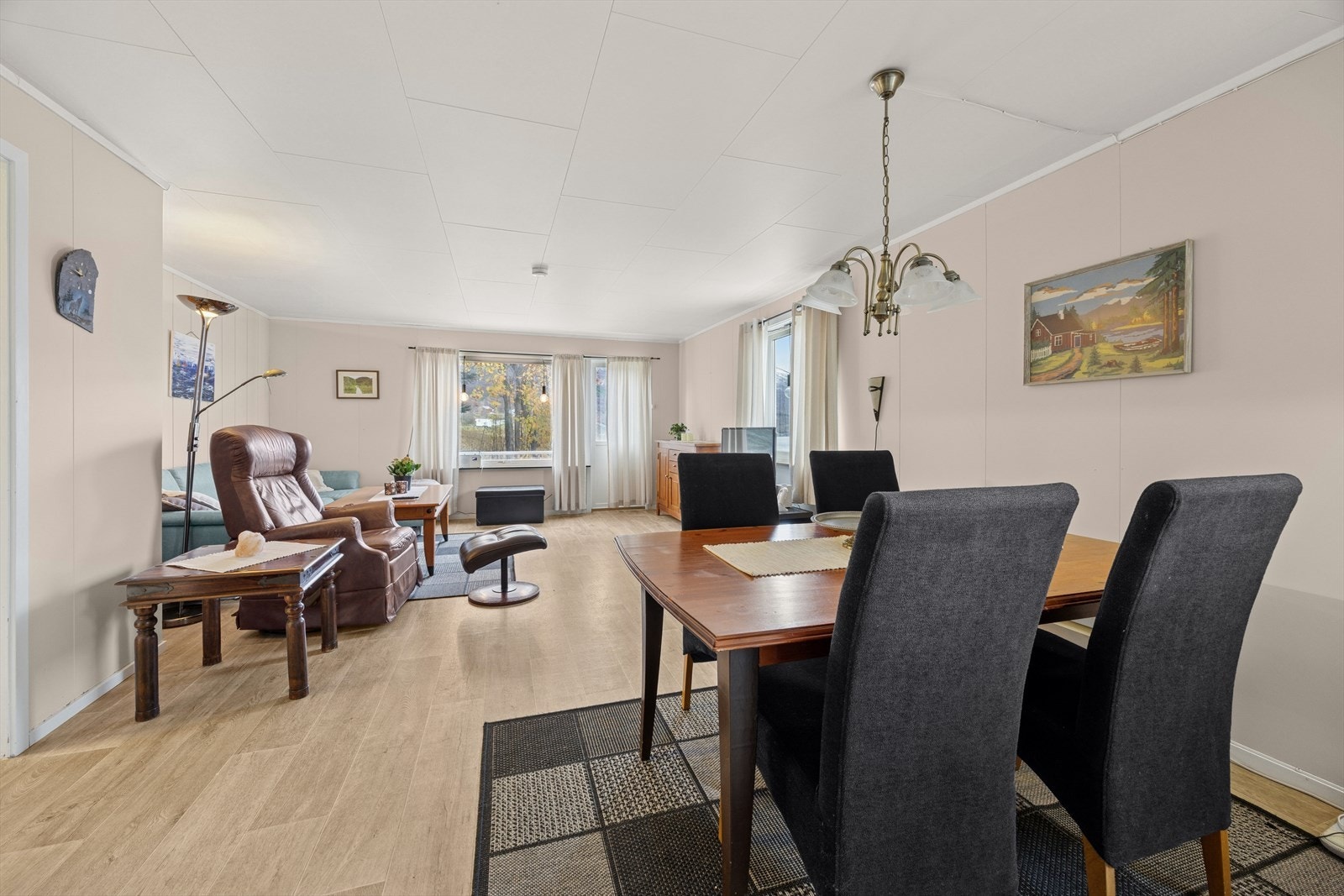 Romslig stue med plass til både sofagruppe og spisestue. Galleribilde