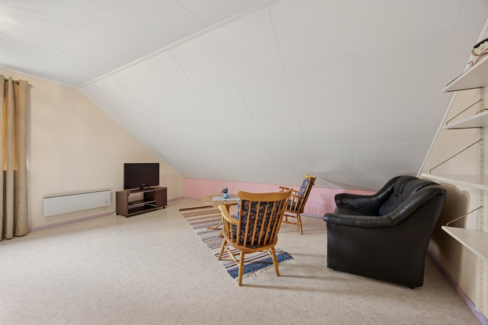 Romslig lofstue. Galleribilde