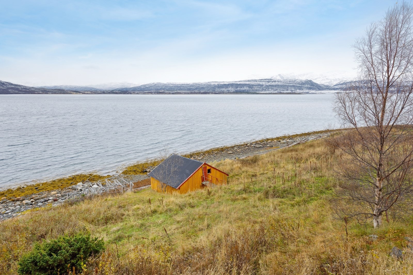 Naust i fjæra. Galleribilde