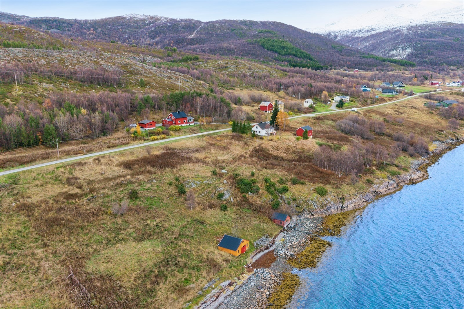 Eiendommen strekker seg fra fjæra til over tregrensen, og gir mulighet for både rypejakt og fiske. Galleribilde