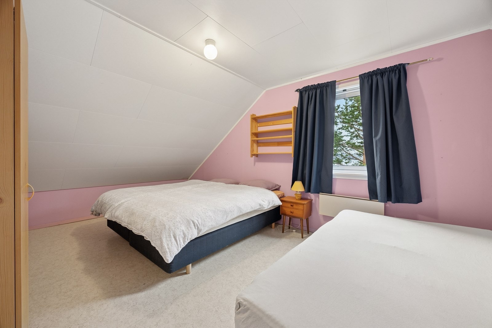 God plass til dobbeltseng og tilhørende møbler på soverommet i loftsetasjen. Galleribilde