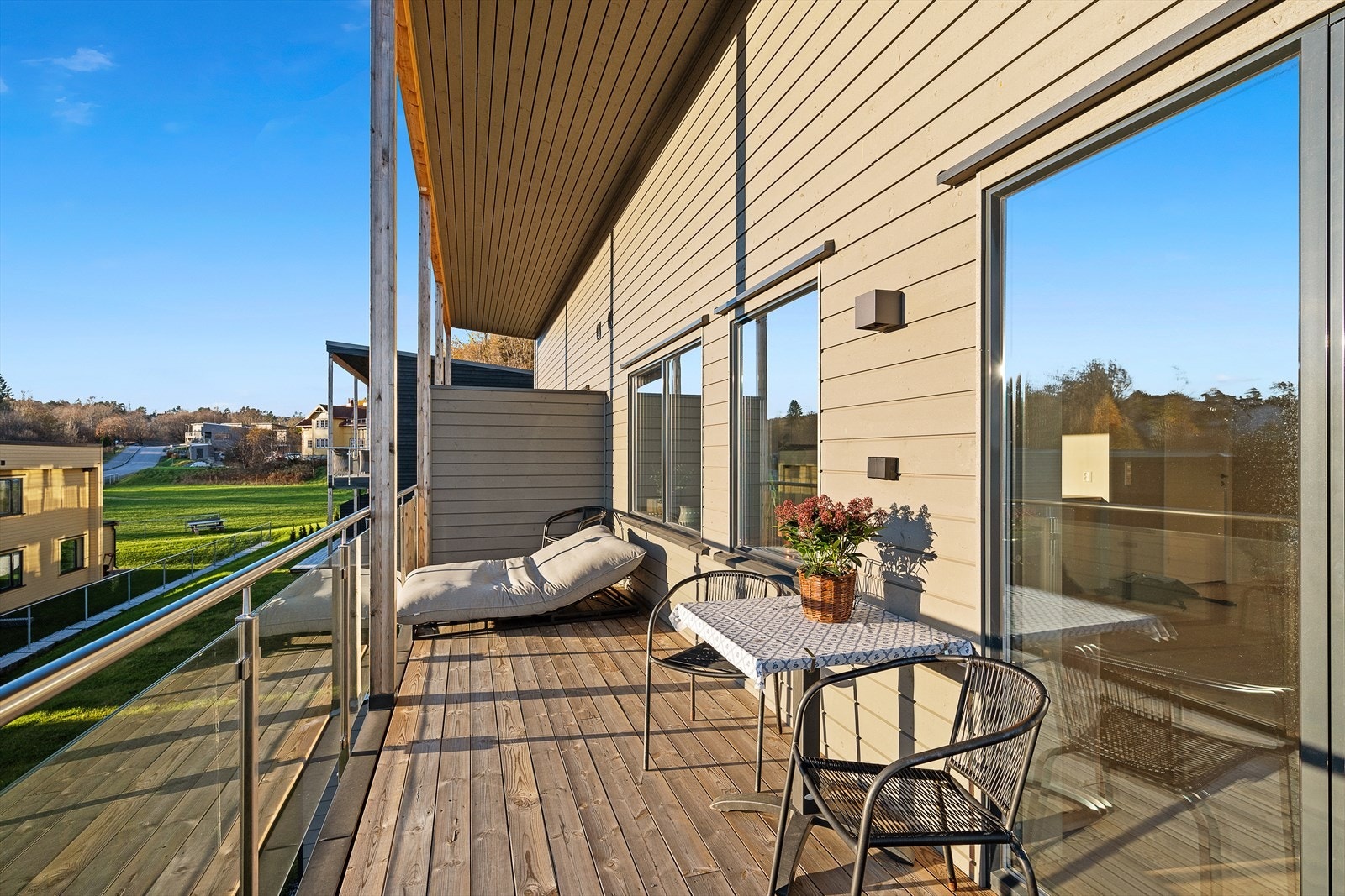 Terrassen er vendt mot sør, slik at man nyter solen store deler av dagen Galleribilde