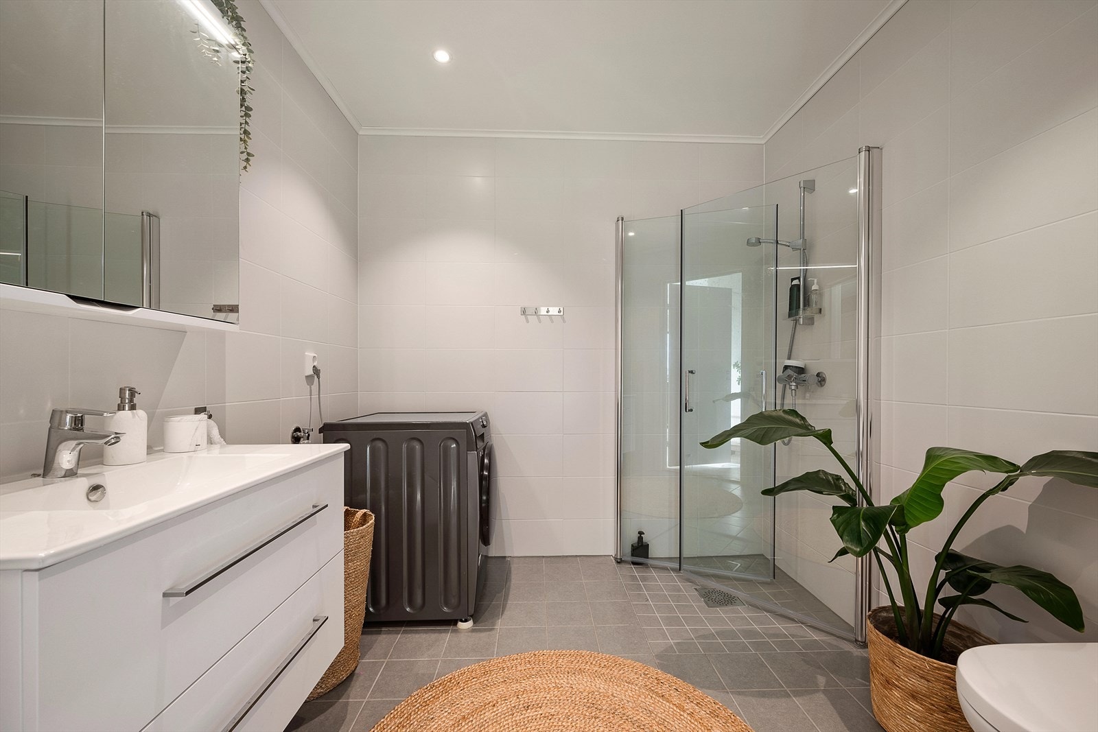 Helfliset bad med spotter i tak, varmekabler i gulv og opplegg til vaskemaskin Galleribilde